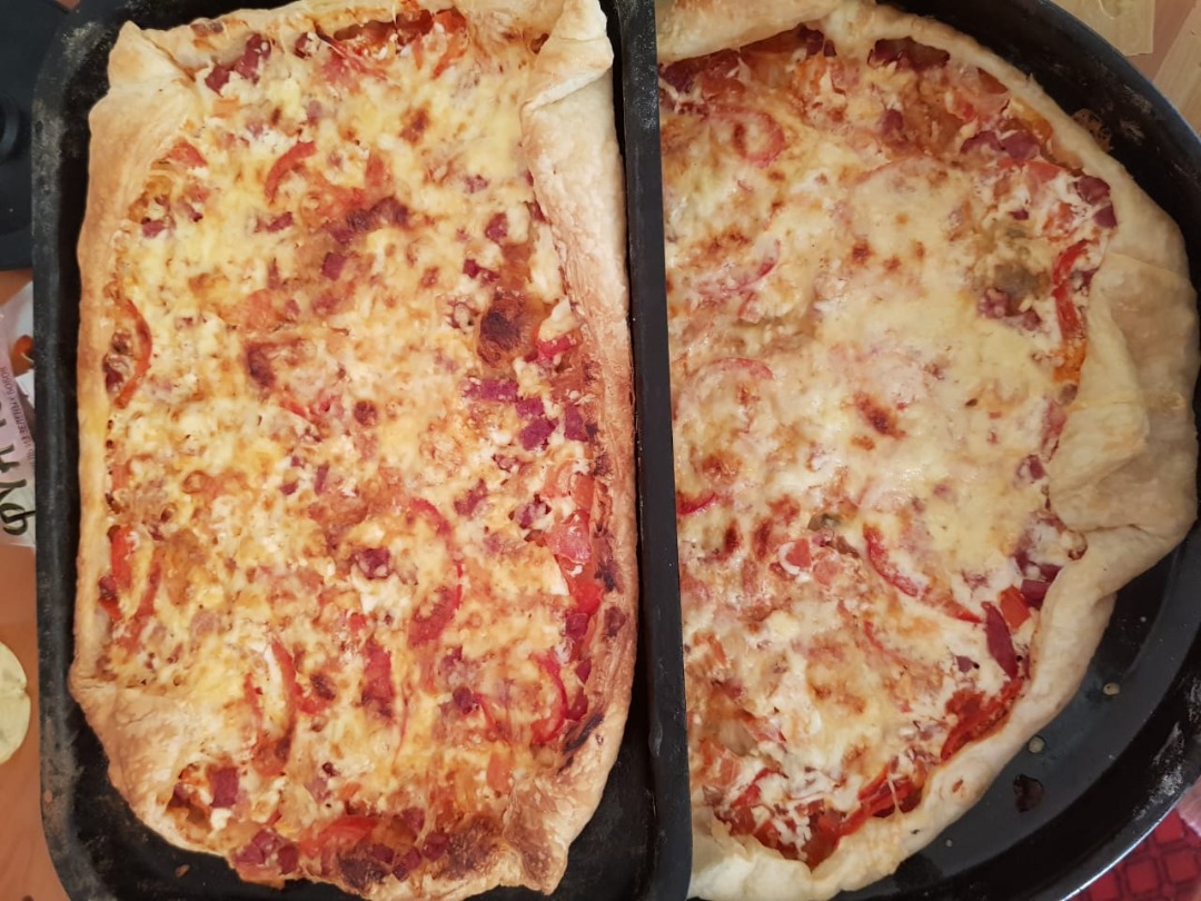 Домашняя пицца с колбасой, сыром и помидорами