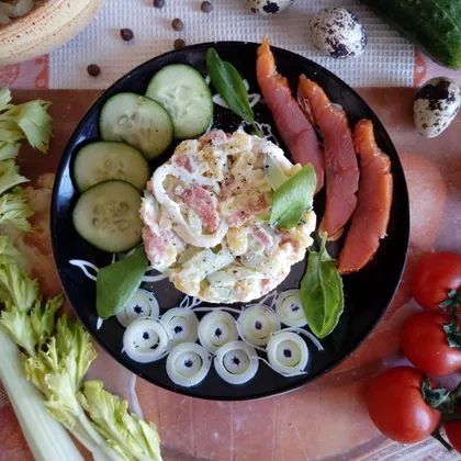 Салат с кальмаром и копчёной рыбкой