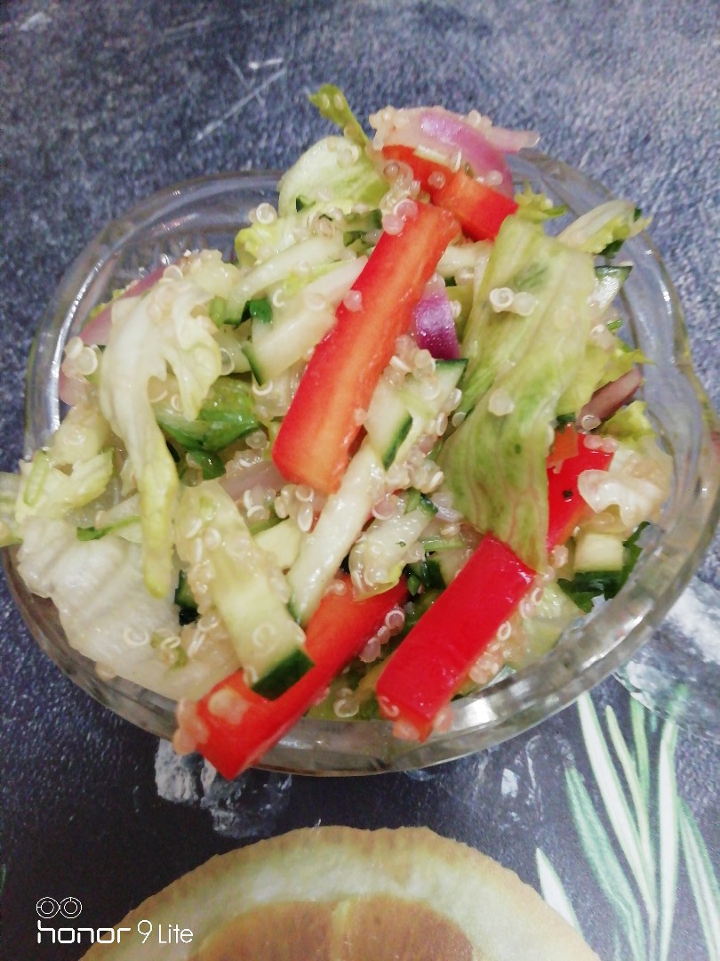 Салат из овощей с киноа