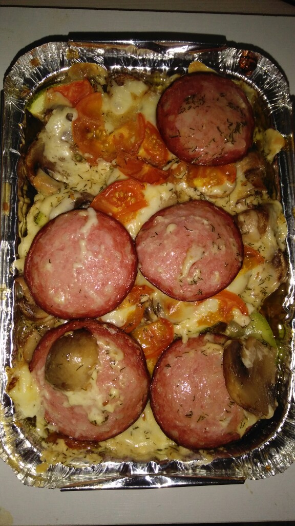 Овощное рагу с колбасой и моцареллой в духовке