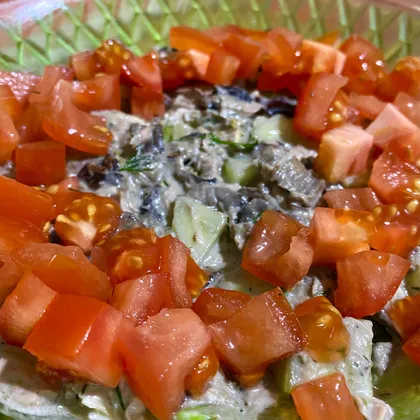 Салат с индейкой, грибами и тунцом
