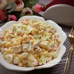Салат с крабовыми палочками и сухариками