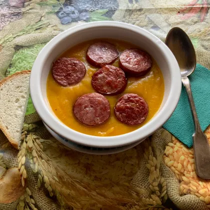 Горохово-тыквенный суп-пюре с варёно-копчёной колбасой