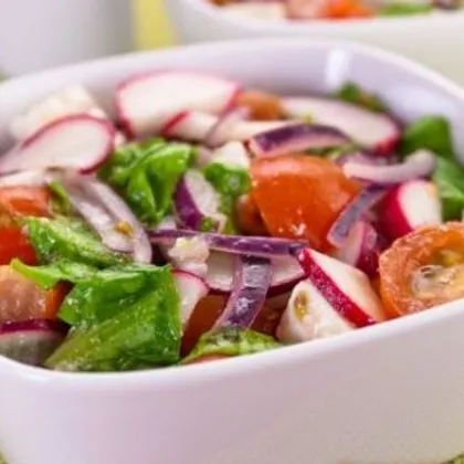 Салат с редисом, помидорами и фетой