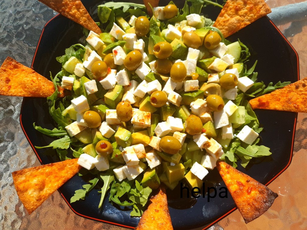 Салат с рукколой, сыром фета и авокадо