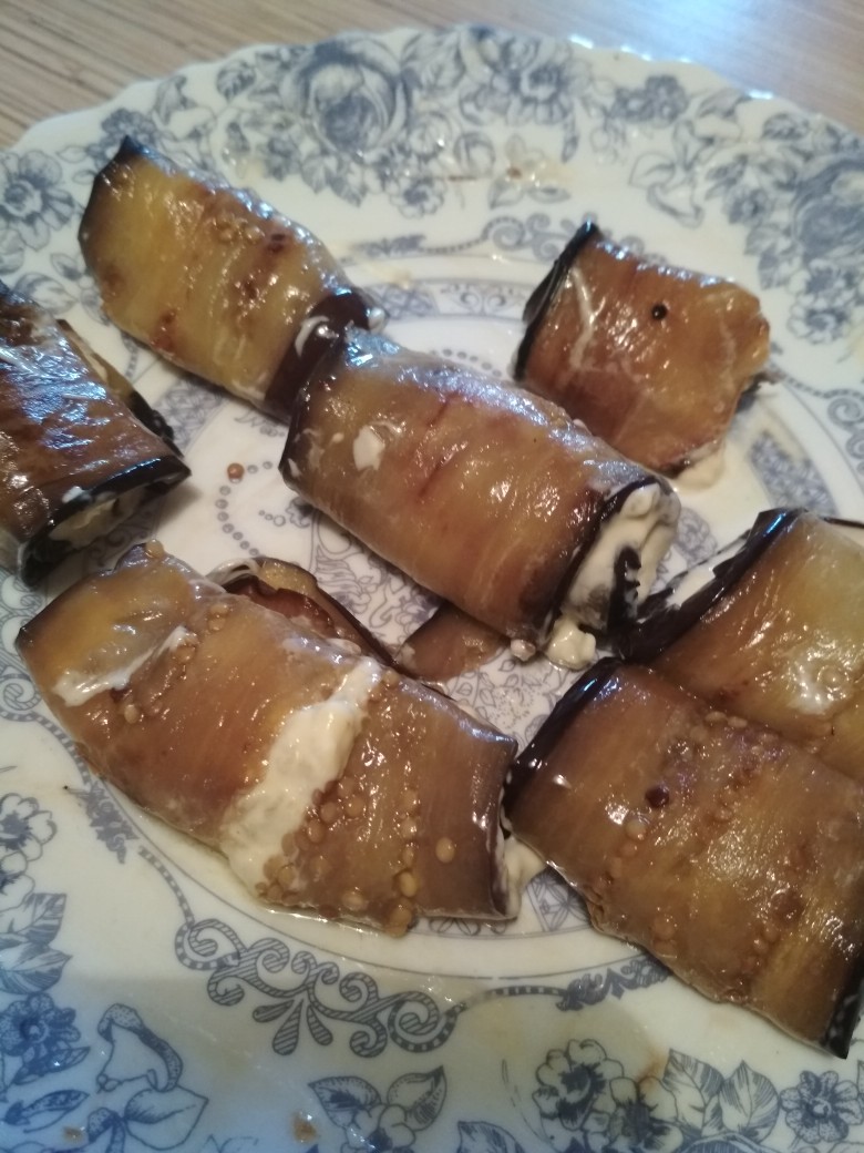 Язычки/рулетики из баклажан с чесночным соусом