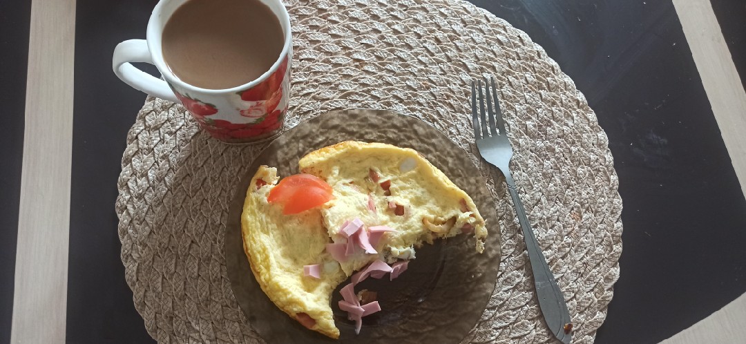 Рецепт Омлет с колбасой, помидорами, сыром. Калорийность, химический состав и пищевая ценность.