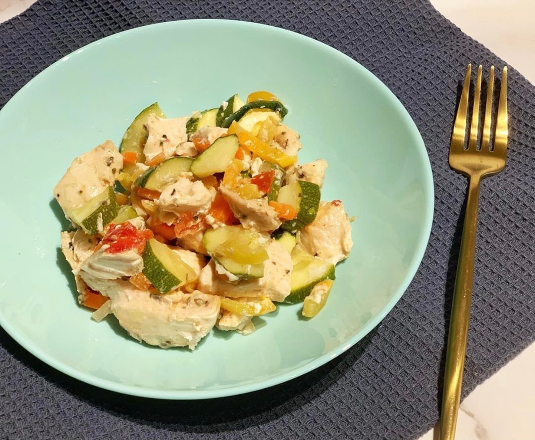 Куриная грудка с овощами в духовке