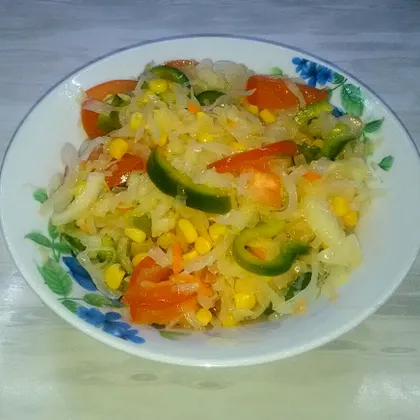 Салат из квашеной капусты со свежими овощами