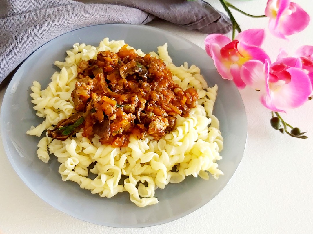 Болоньезе с шампиньонами