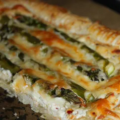 Пирог со спаржей, куриным паштетом и творожным сыром 
