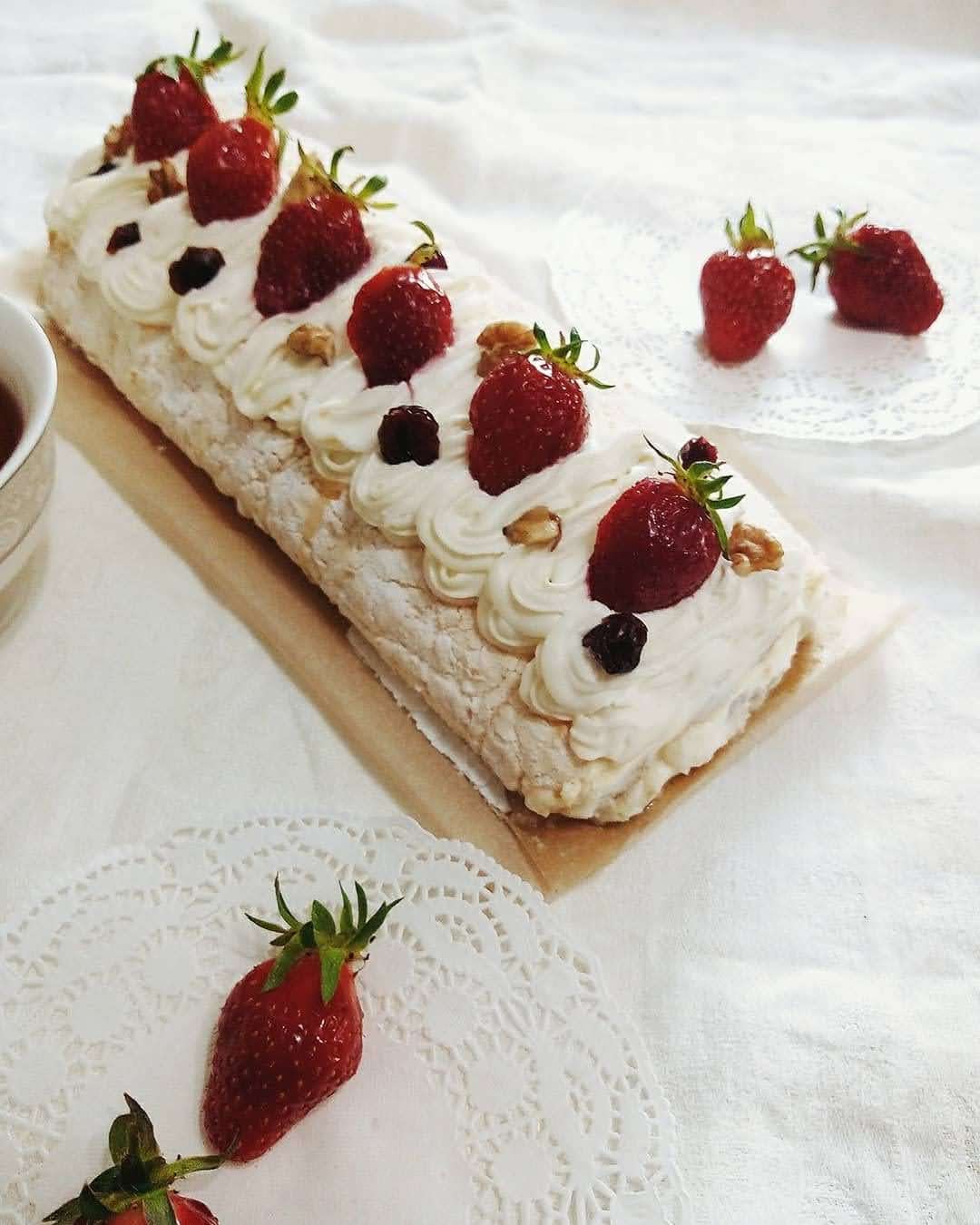 Меренговый рулет с клубникой