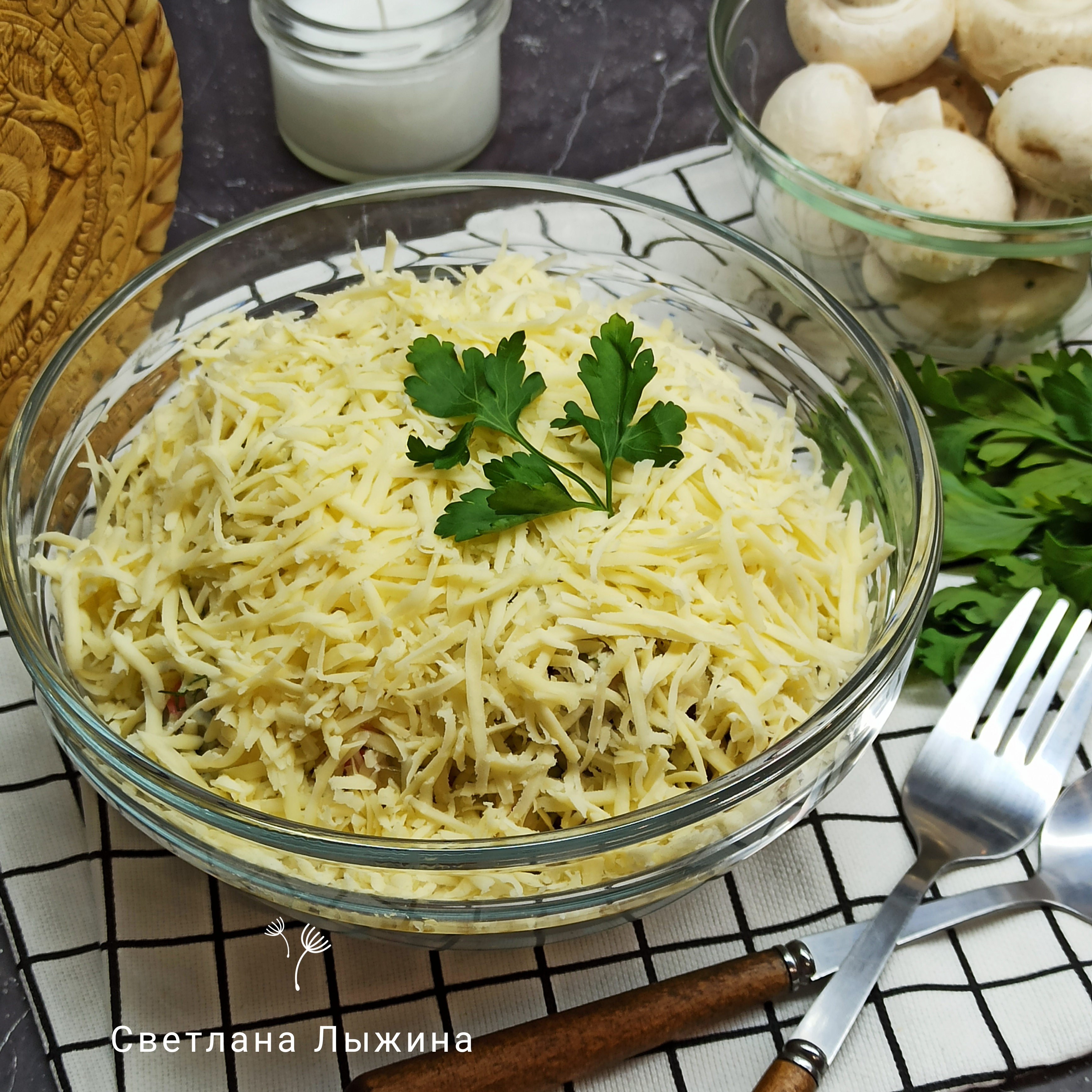 Салат с крабовыми палочками и жареными грибами