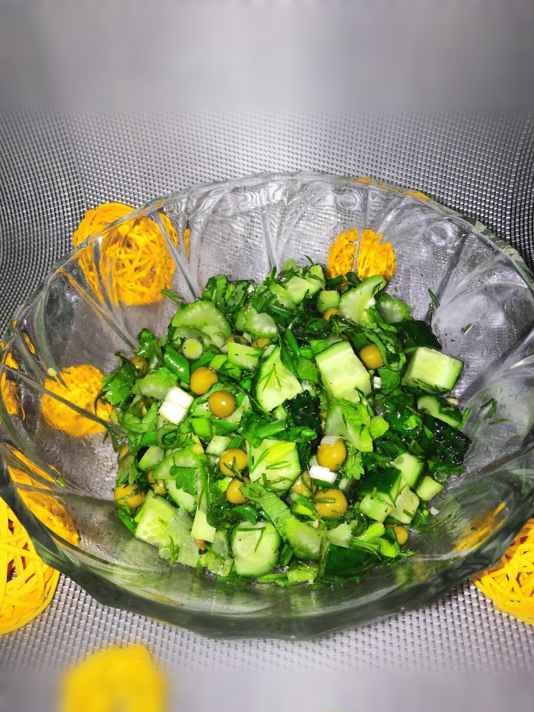 Зелёный весенний салат