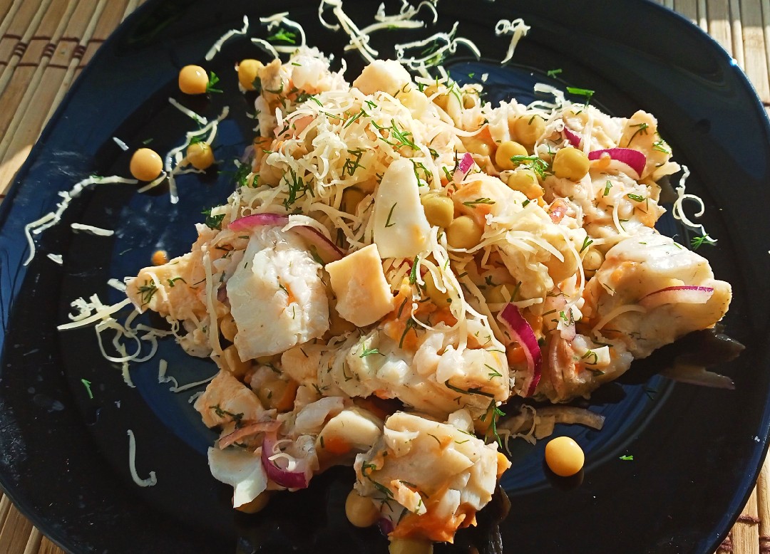 Рыбный салат с рисом и омлетом