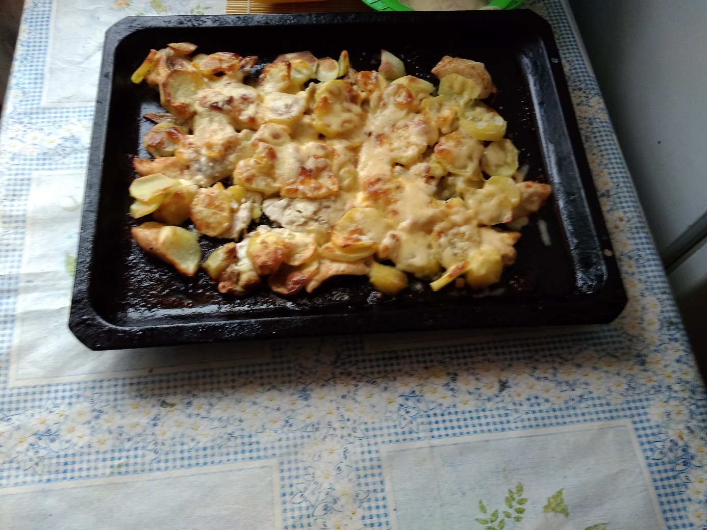 Курица с картофелем и яблоками, запеченные в духовке