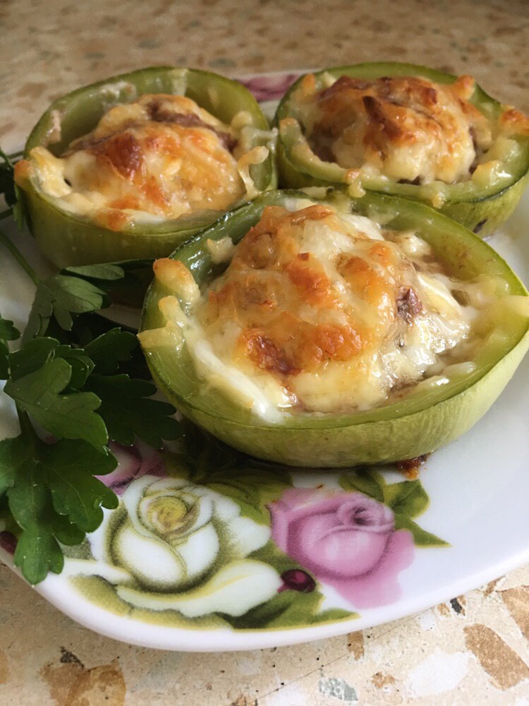 Запеченные кабачки с мясом, помидорами и сыром