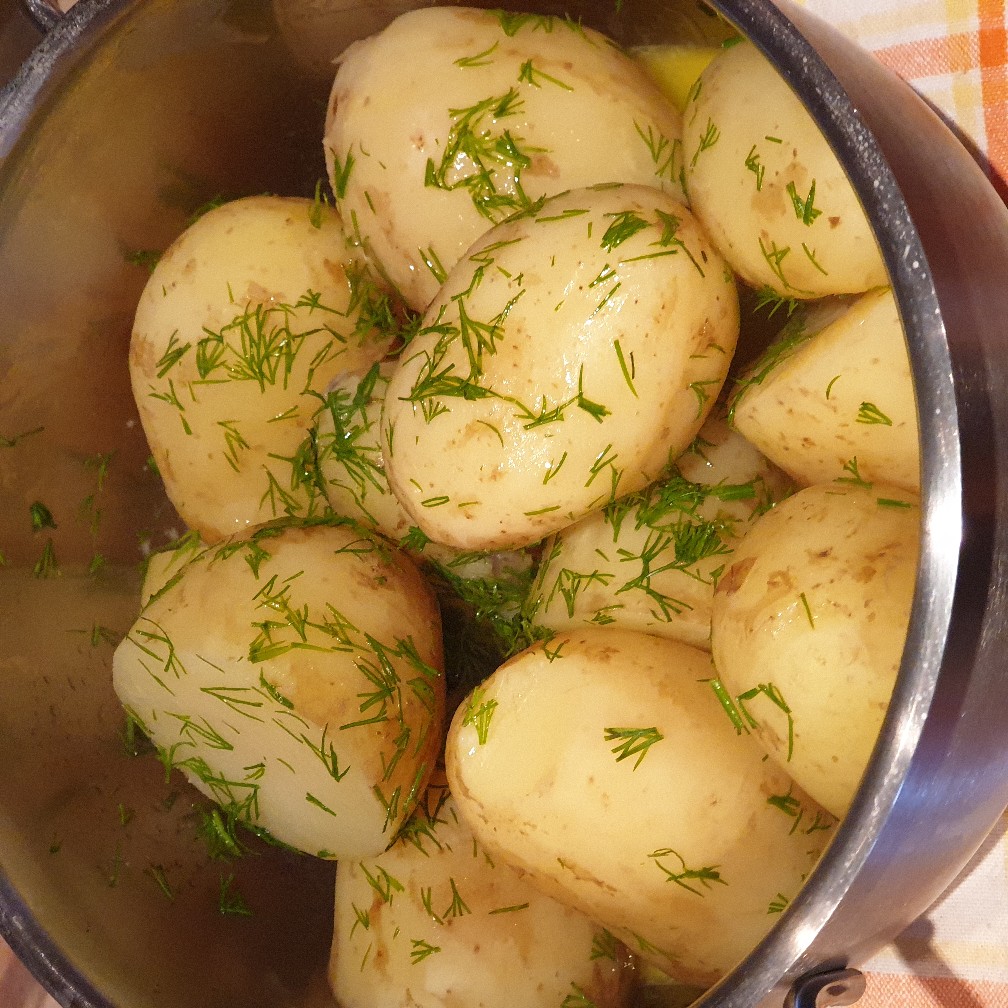 Молодой картофель с чесноком и укропом