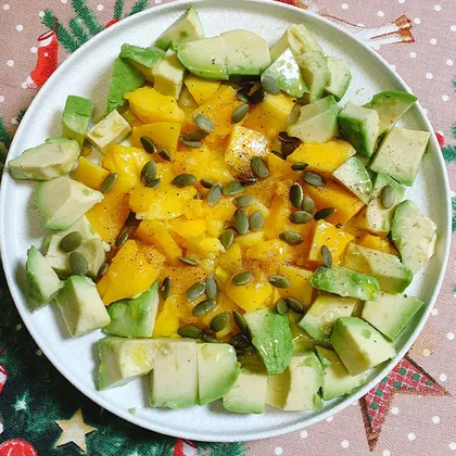 Салат с манго и авокадо