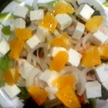 Салат с куриным филе, фетой и апельсинами