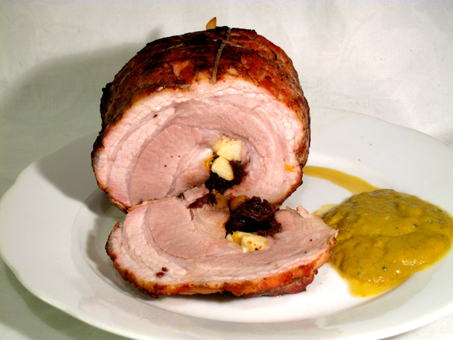 Мясной рулет по-мекленбургски из свиных ребрышек, начиненных сливами и яблоками