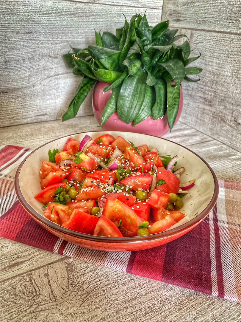 Салат с помидорами и красным луком