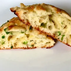 Ирландские сконы с сыром и зелёным луком