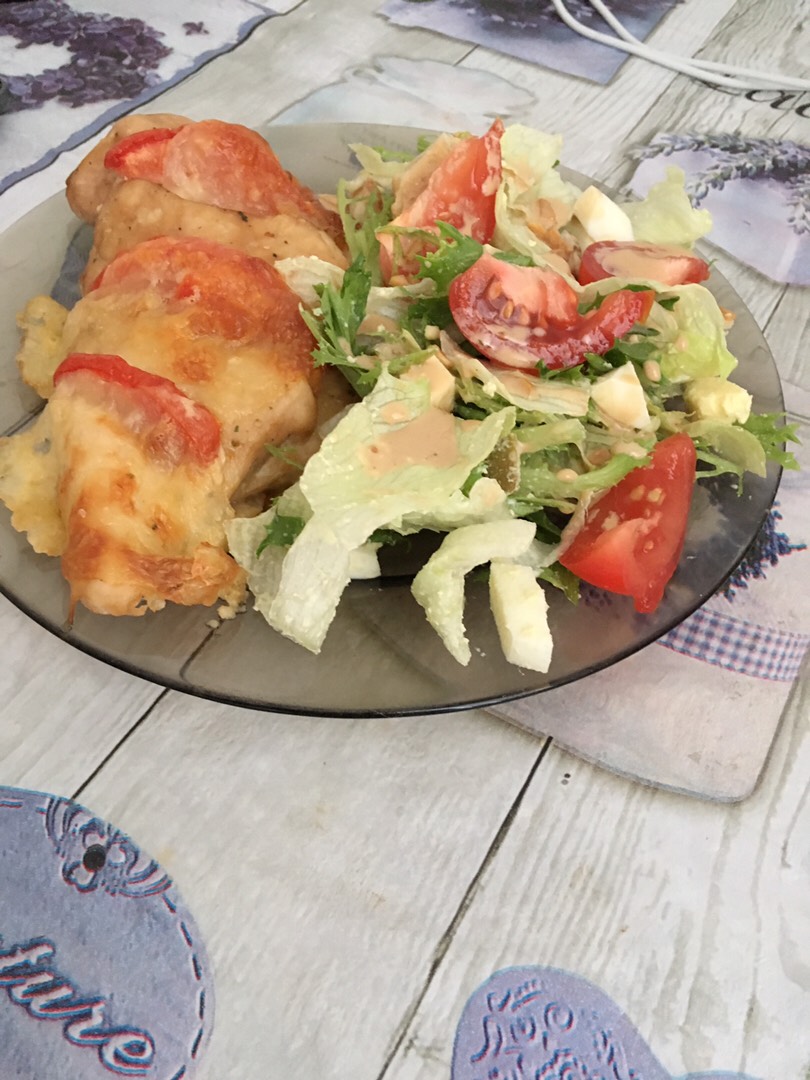 Куриная грудка с помидором и моцареллой