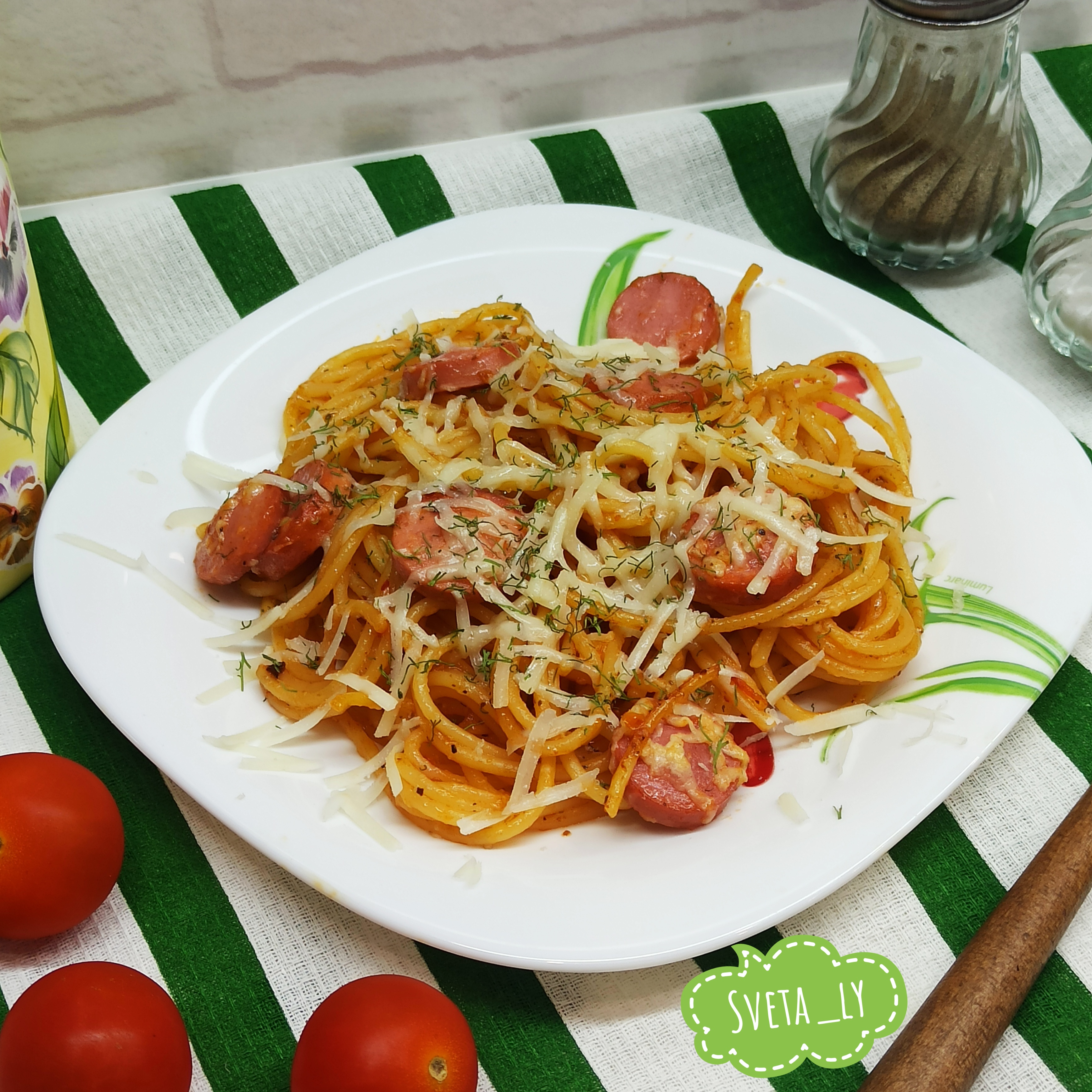 Спагетти с сосисками и сыром в духовке