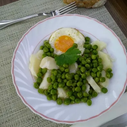 Отварной картофель с зеленым горошком и яйцом