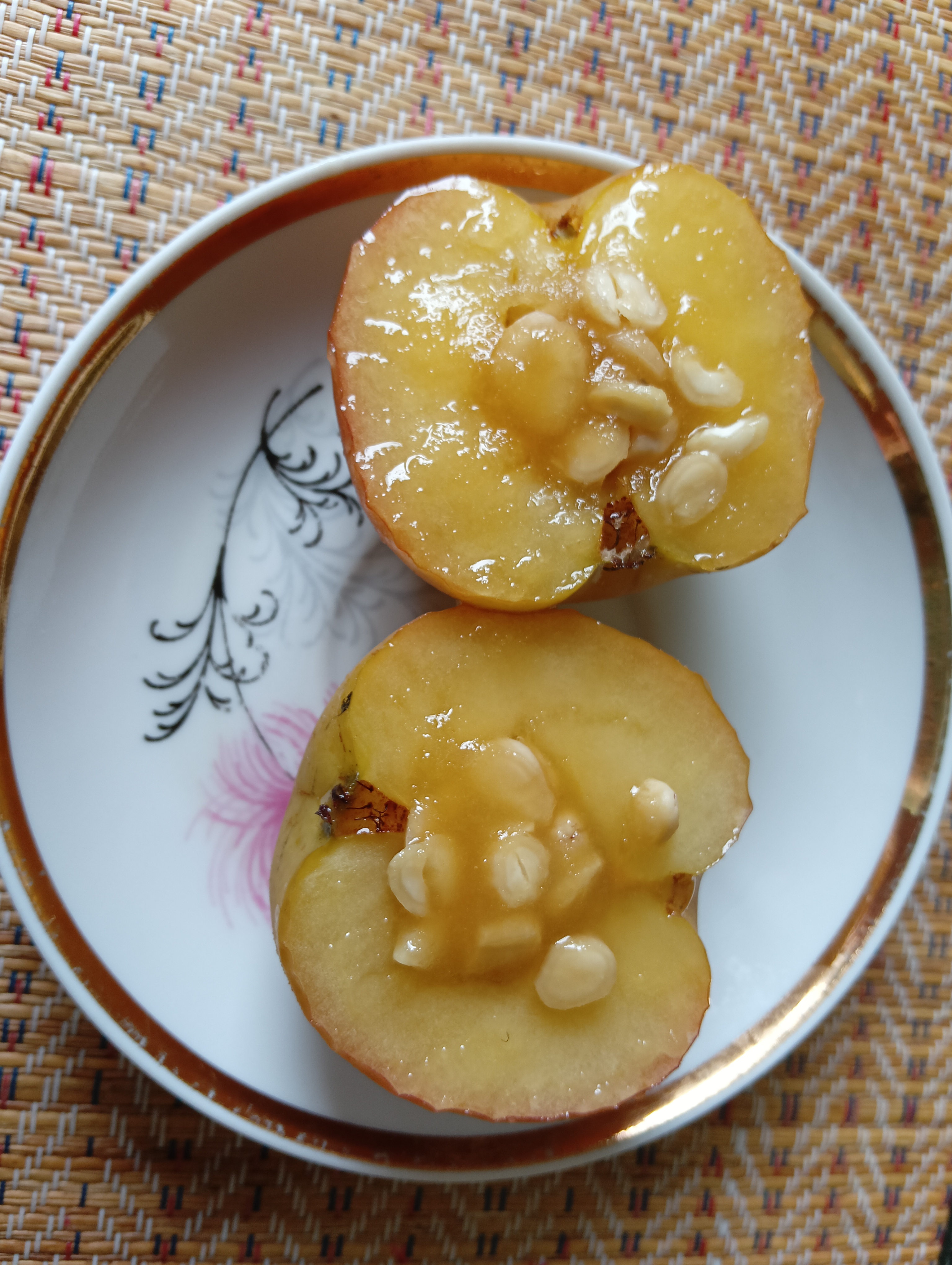 Медовое яблоко с орехами