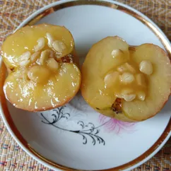 Медовое яблоко с орехами