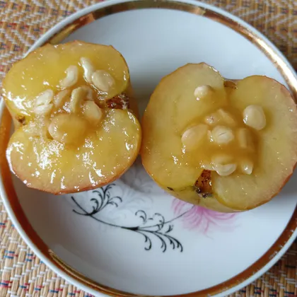 Медовое яблоко с орехами