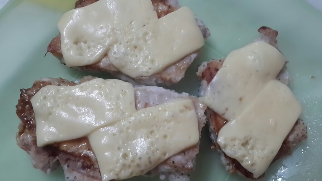 Свиной стейк под сыром