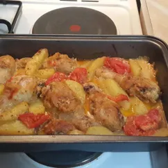 Куриные бедра, запечённые с картофелем и томатами 🍗🥔🍅