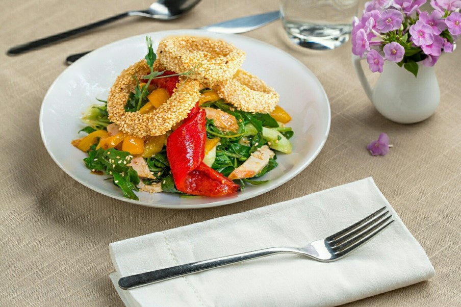 Салат с печеным перцем и луковыми кольцами в кунжуте