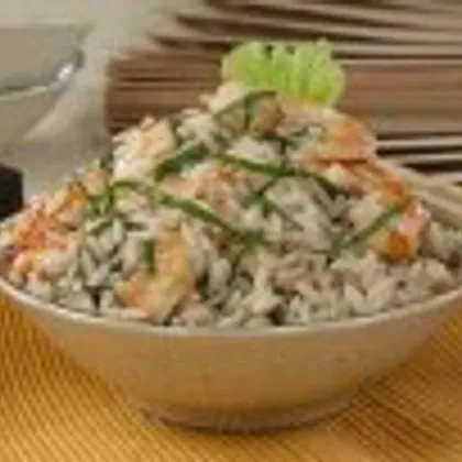 Салат из риса с креветками и анчоусами