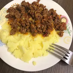 Картофельное пюре с говяжьим фаршем и овощами