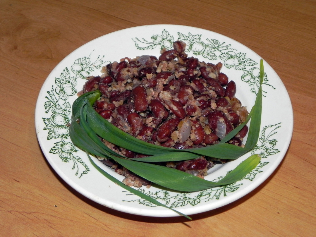 Фасоль с луком и грецким орехом