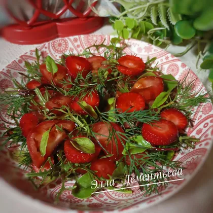 Салат с клубникой, помидорами и зеленью