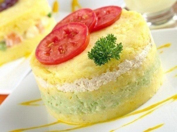 Картофельное пюре с сыром помидорами и луком