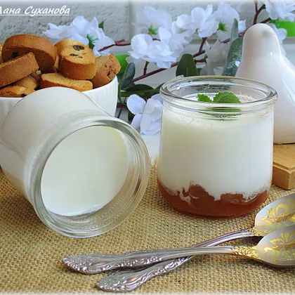 Йогурт ванильный с вареньем