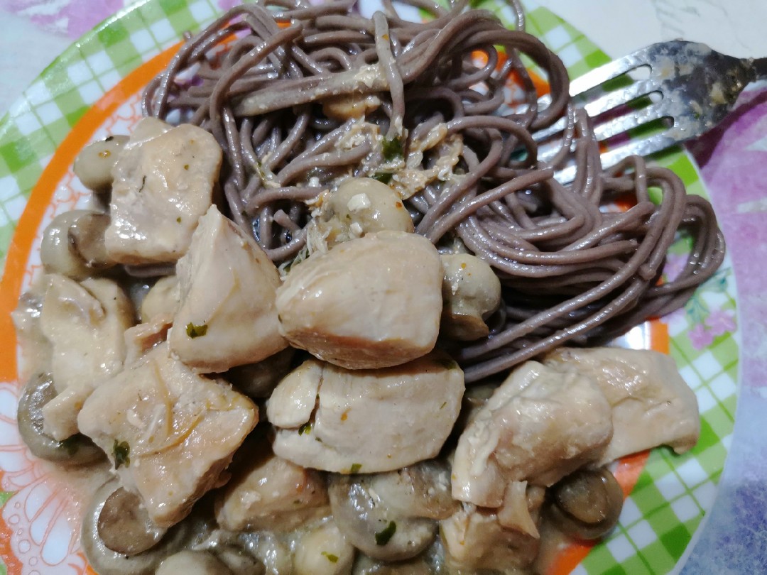 Соба с тушеной куриной грудкой