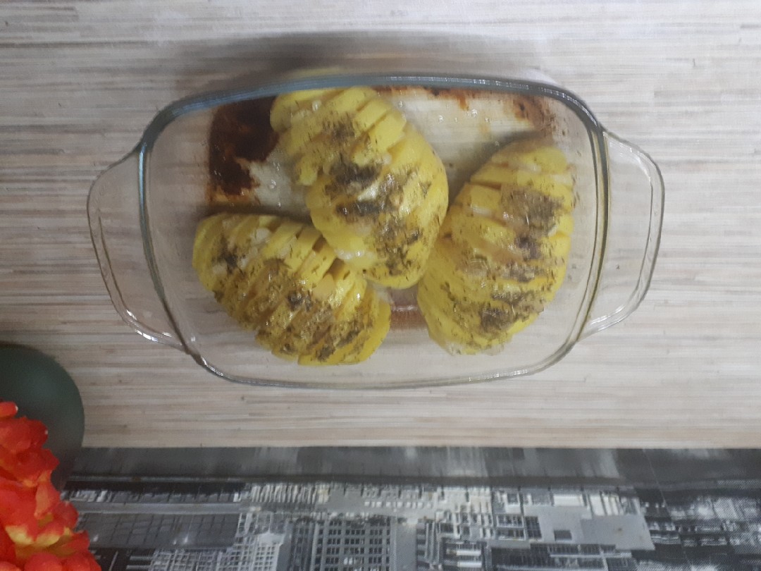 Картошка - гармошка с соленым салом и чесночком