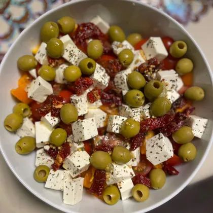 Греческий салат с вялеными томатами и сельдереем