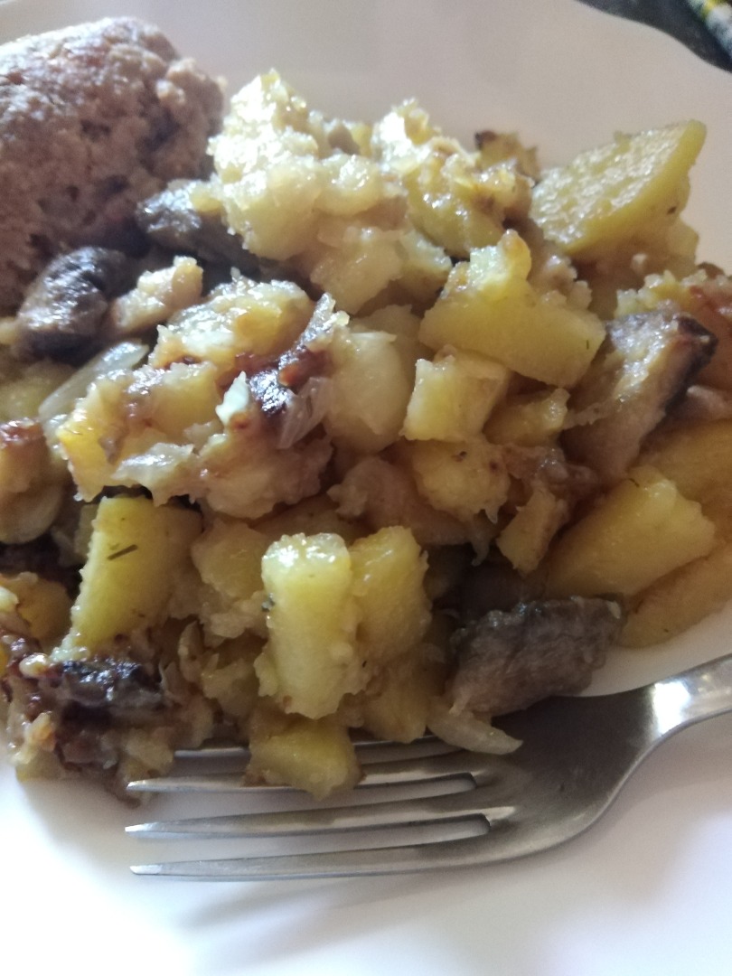 Молодой картофель с шампиньонами