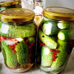 Маринованные огурцы с красной смородиной 