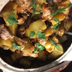 Индейка с картошкой и грибами в горшочке