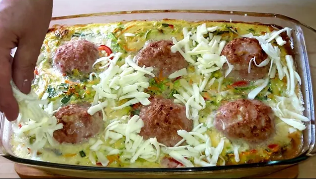 Запеканка из кабачков с мясными шариками и сыром!