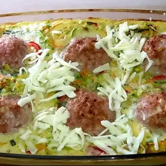 Запеканка из кабачков с мясными шариками и сыром!